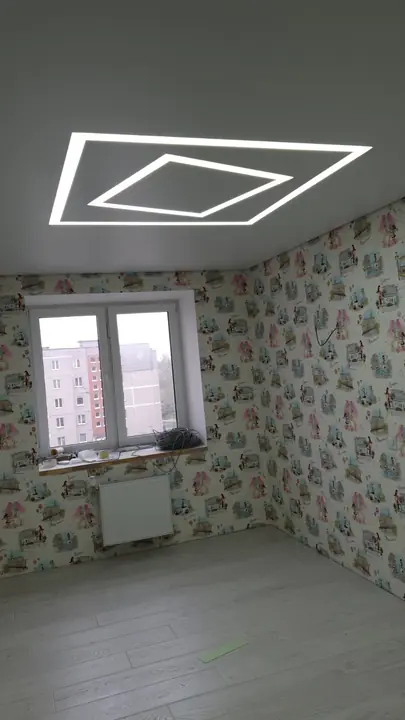 Натяжной потолок в детской комнате со световыми линиями в форме ромба