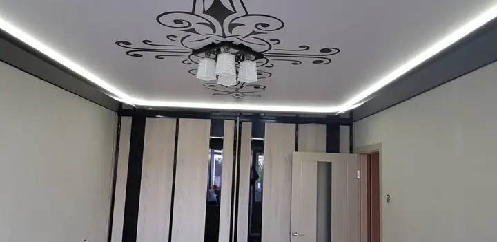 Натяжной потолок с парящим светящимся контуром по периметру и декоративным узором вокруг люстры